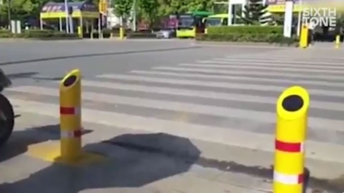 ВИДЕО: Кинезите излегоа со генијална идеја – како да се спречат пешаците да минуваат на црвено светло