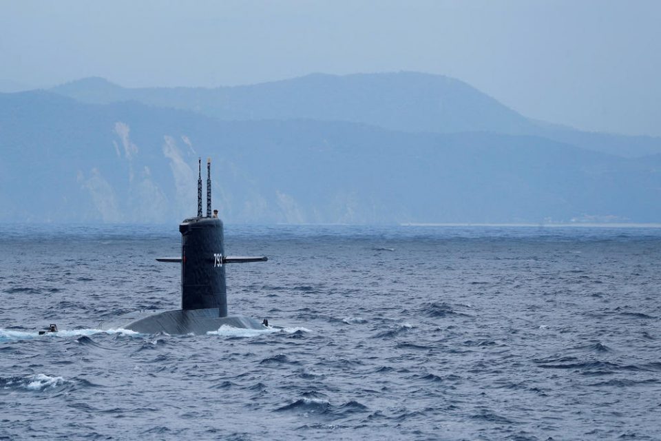 Иранската морнарца за врме на воената вежба забележала неидентификувана подморница