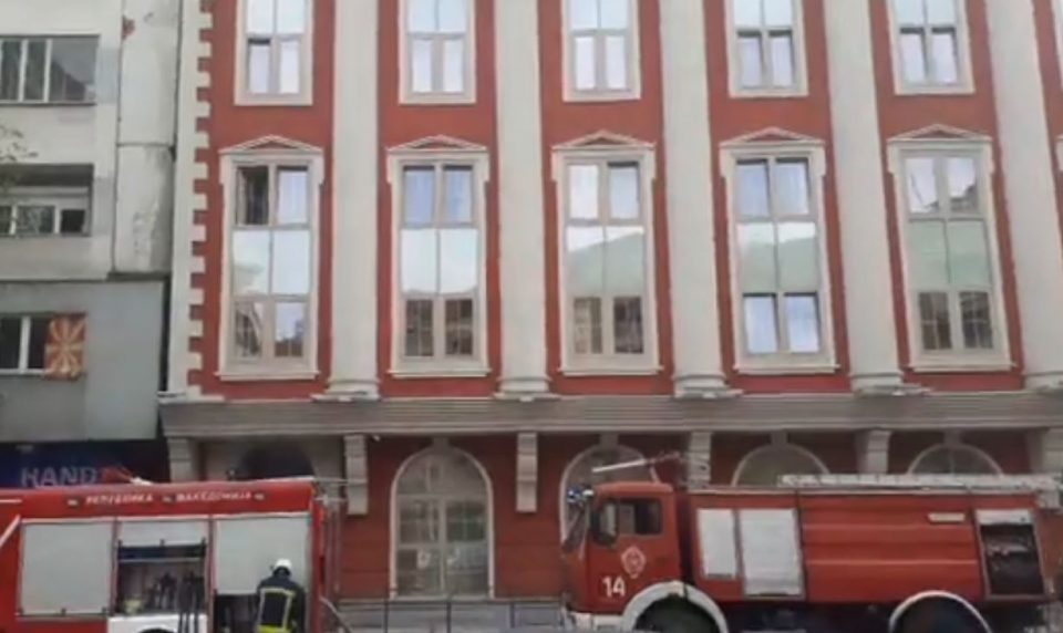 МВР ги истражува причините за пожарот во Министерството за правда
