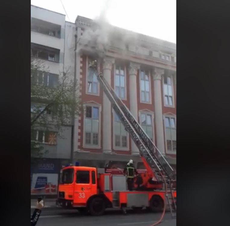ФОТО: Се зголемува бројот на пожарни возила пред Правда, улицата која води кон Рекорд затворена за сообраќај