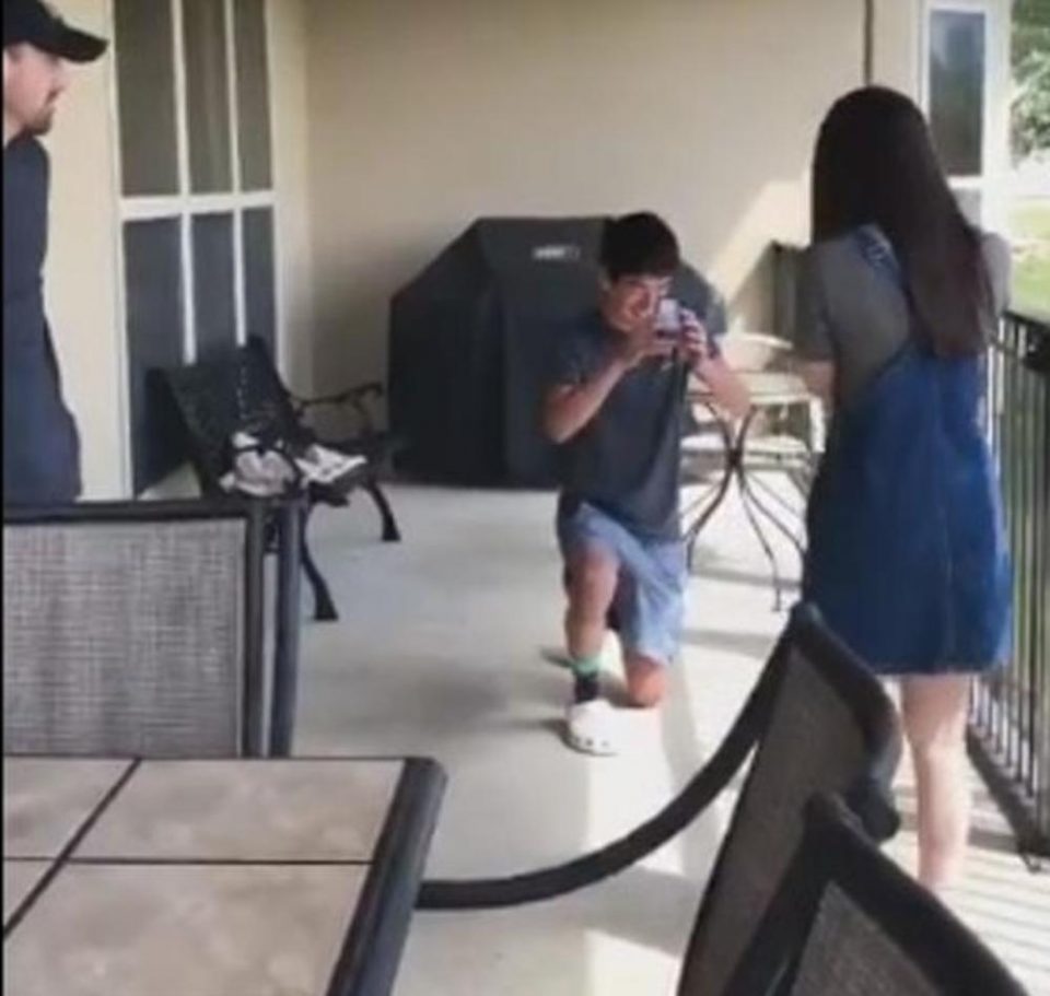 Момче ја запроси својата девојка: Реакцијата на нејзиниот татко стана вистински хит на интернет (ВИДЕО)
