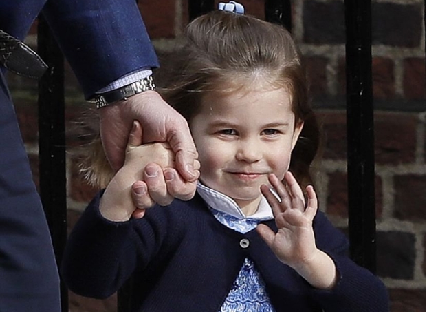 ФОТО: Принцезата Шарлот го бакнува својот мал брат- кралското семејство објави први фотографии од принцот Луис