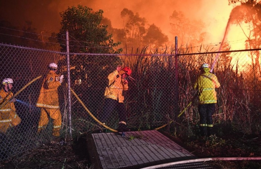 Паника во Австралија: Огромен пожар во Сиднеј, пожарникарите водат тешка битка (ВИДЕО)
