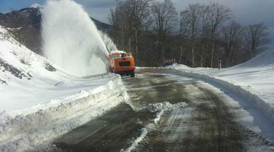 Чистел снег на патот Маврово-Галичник, па завршил во болница