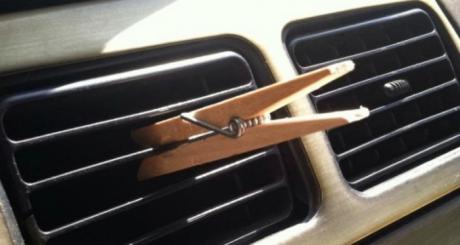 Наместо скапи парфеми, ставате обична дрвена штипка на вентилацискиот отвор во колата