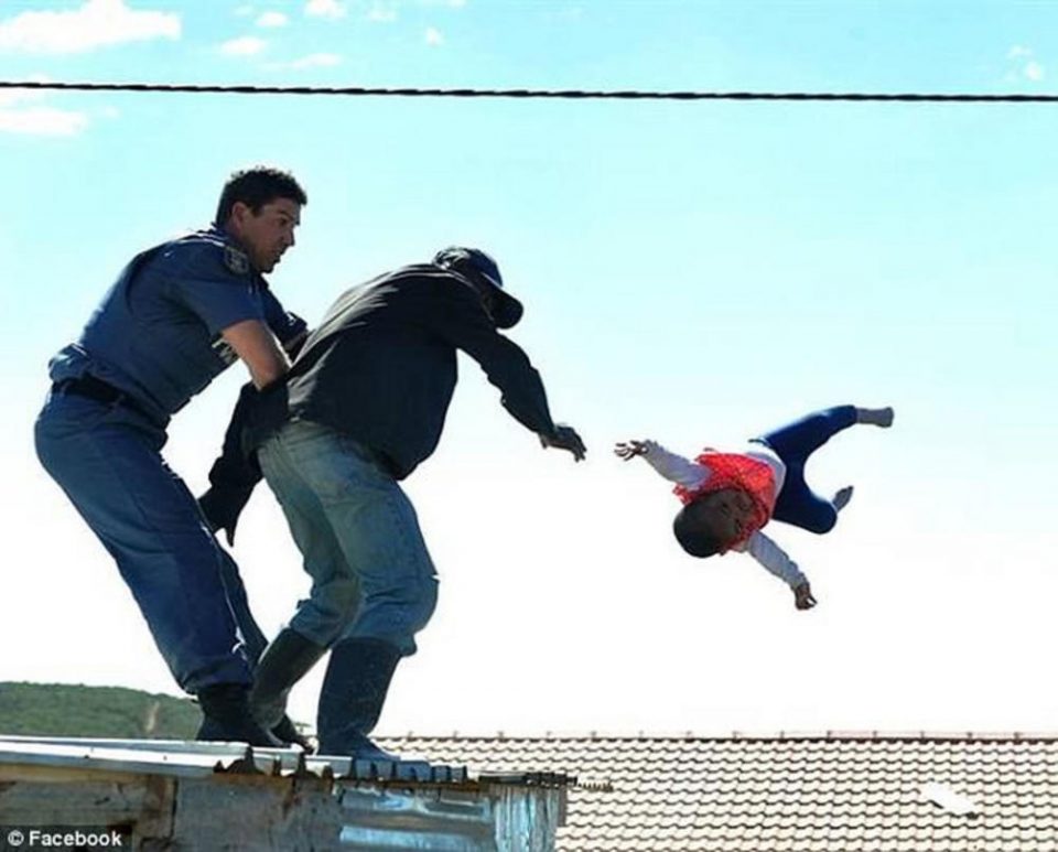 СТРАШНО И УЖАСНО: Се обиделе да го иселат семејството, таткото во очај ја фрли едногодишната ќеркичка од кровот (ВИДЕО)