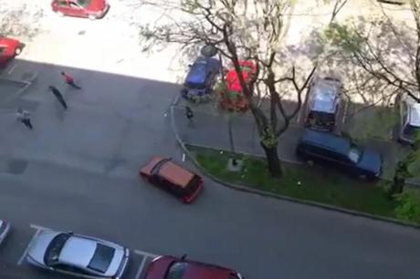 Невиден карамбол во Загреб: Масовно се тепале и жени и деца и трудници, а еден влетал во нив со автомобил (ВИДЕО)