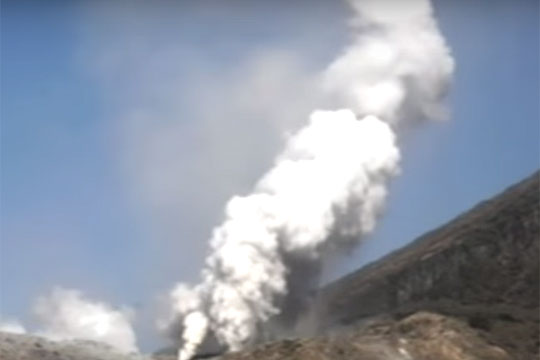 Вулкан на Алеутските острови исфрли пепел