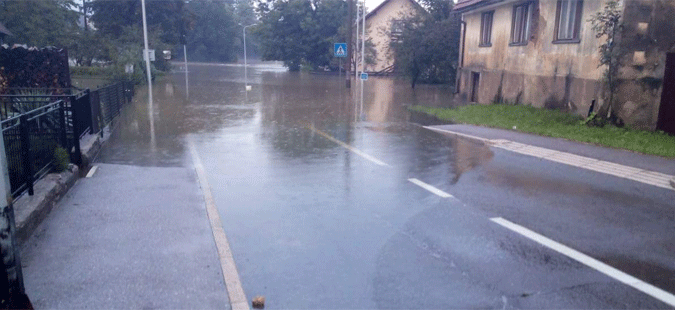 Поплавени улици, отежнат сообраќај: Силно невреме го погоди Сараево