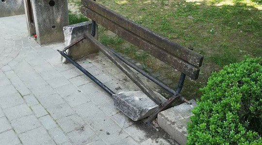 Искршени клупи во градскиот парк во Кавадарци