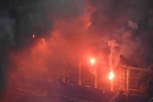 Вонредна состојба во Германија: Хамбургер испадна од Бундеслигата, навивачите го запалија стадионот (ФОТО+ВИДЕО)