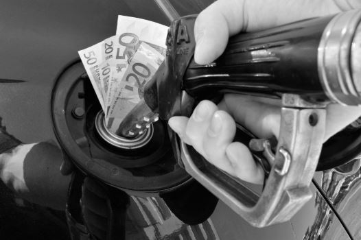 Зголемувањето на акцизата на горивата може да предизвика ценовни шокови за граѓаните и штетно да влијае врз македонската економија