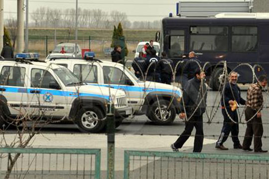 Уапсени 30 цариници и граничари на бугарскиот премин „Калотина“