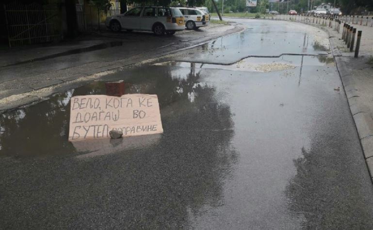 ВИДЕО: Бутел блокиран и поплавен – Дождот направи езера, градоначалникот го нема