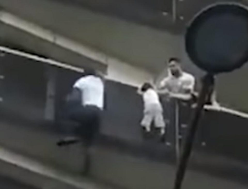 Поради ова може да заврши во затвор: Откриено што правел таткото на детето кое висеше на балконот во Франција