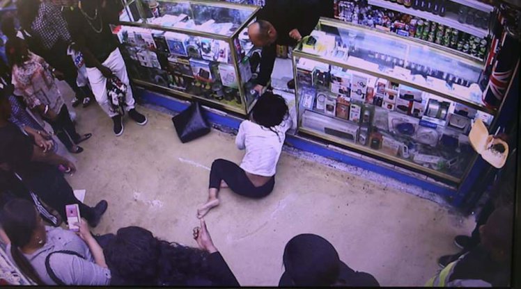 Агонија снимена од камерите: Жена испрскана со киселина влета во продавница (ФОТО)