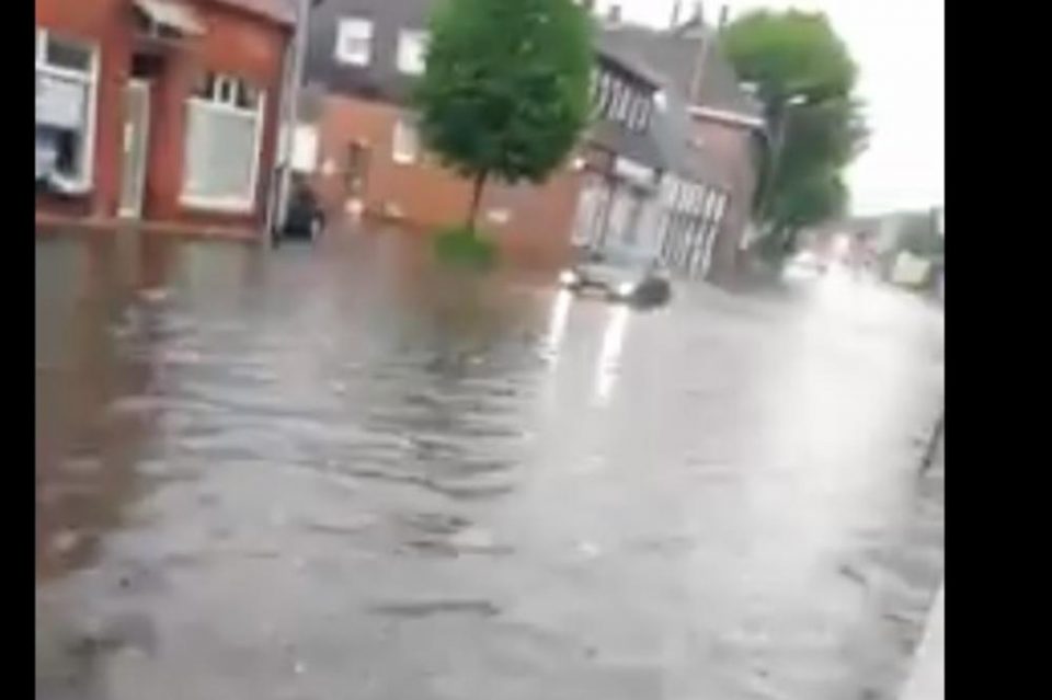 ПОПЛАВЕНА ГЕРМАНИЈА: Ново невреме донесе незапаметени поплави, улиците за неколку минути станаа реки (ВИДЕО)