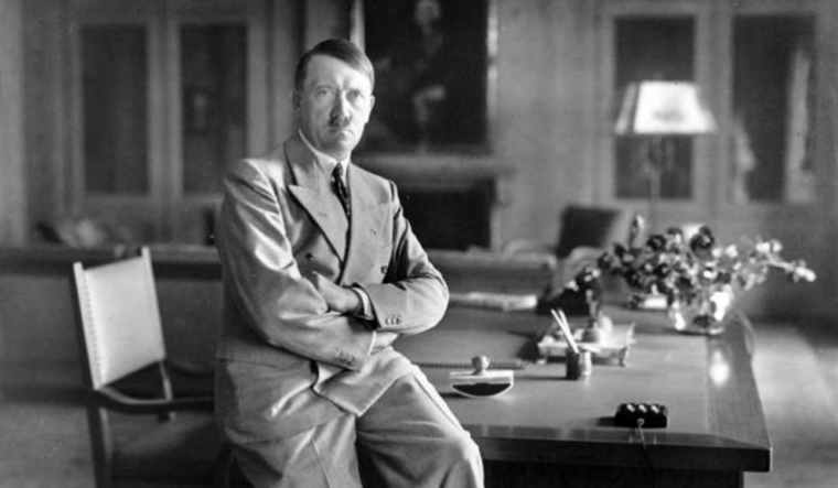 На аукција продадени рачно пишувани говори на Хитлер