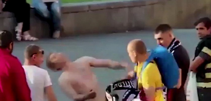 ВИДЕО: Хулиган малтретираше навивач на Ливерпул, па доби нокаут од продавач на шалови