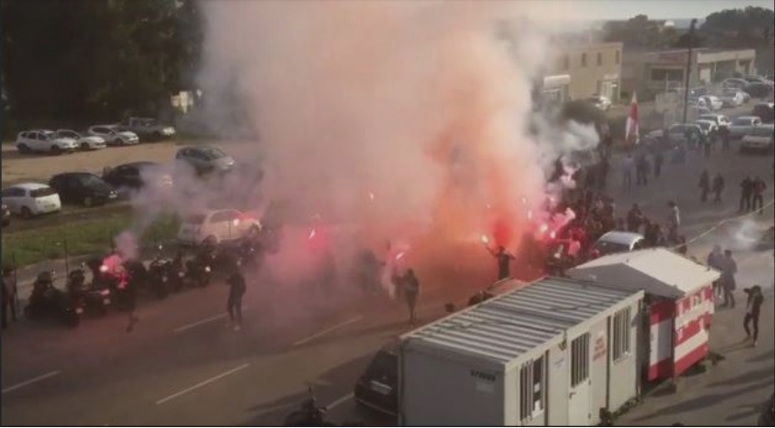 Натпреварот одложен: Пеколен пречек- хулигани го нападнаа автобусот на противничките фудбалери (ВИДЕО)