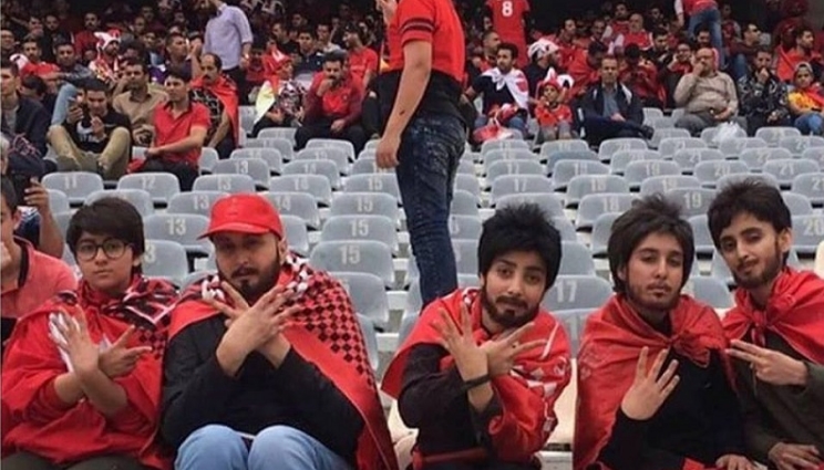 Сакале да гледаат фудбал, но на стадионот не примале жени: Тоа што го направија го насмеа светот (ФОТО)