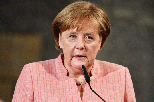 Меркел најавува нови борбени авиони и тенкови во ЕУ