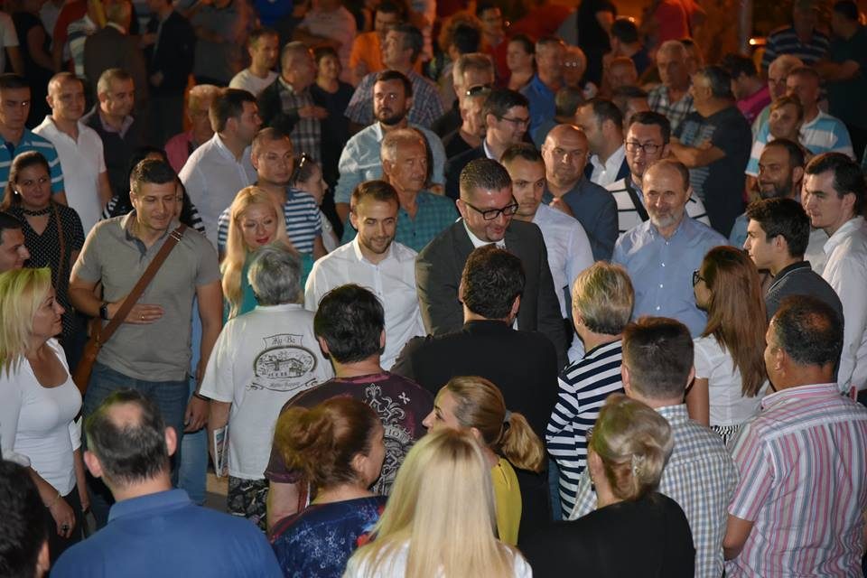 Масовна поддршка: Голем број луѓе го пречекаа Мицкоски во Ѓорче Петров (ФОТО ГАЛЕРИЈА)