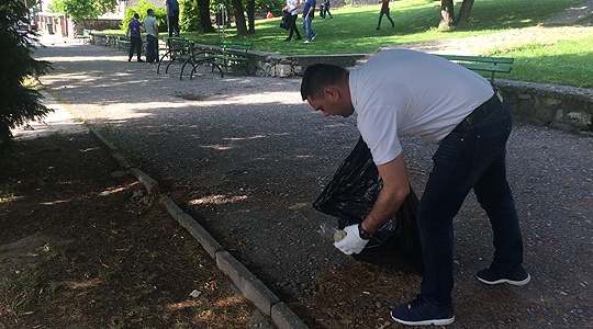 Јанчев и вработените во општина Кавадарци во еко-акција за почист град, граѓаните задоволни од грижата за екологијата