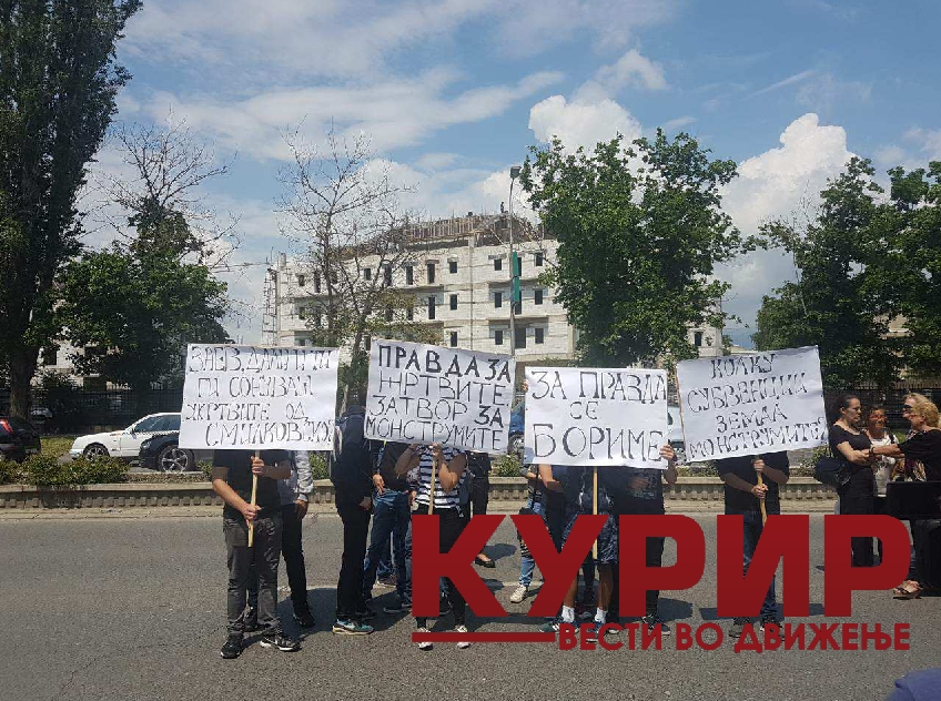 Граѓаните бараат правда и прашуваат: Заев, дали и ти ги сонуваш жртвите од Смилковско? (ФОТО ГАЛЕРИЈА)