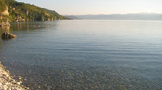 Од водите на Охридското езеро извадена бомба од Втората светска војна