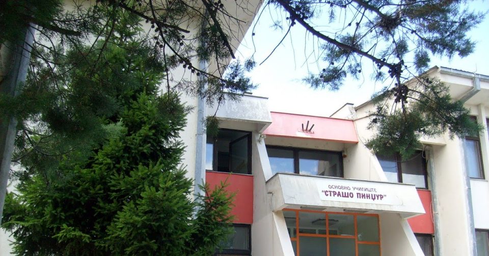 Украдена бронзена биста на Страшо Пинџур од основно училиште во Скопје