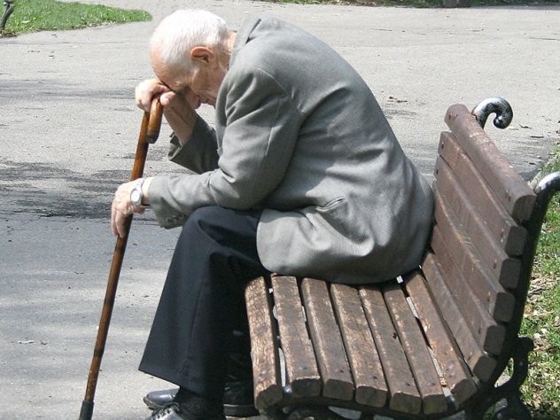 Пензионерите кои добиваа пензија на домашна адреса преку Пошта овој месец остануваат без истата, еве што треба да направат