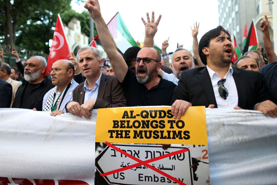 Протести во Истанбул, запалени знамиња на САД и на Израел