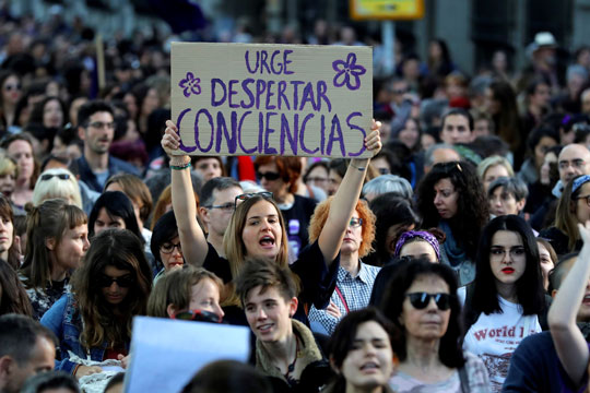 Десетици илјади учесници на феминистички протест во Мадрид
