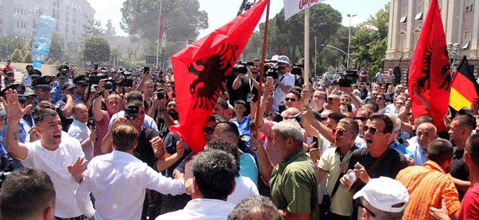 Најмалку 11 полицајци повредени при антивладини протести во Тирана