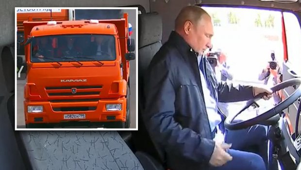 Путин му го покажа на светот руското чудо: Претседателот седна во камион и прв возеше по новиот мост (ВИДЕО)