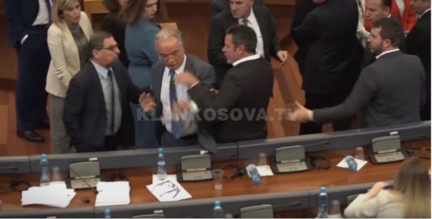 ВИДЕО: Тепачка во косовското Собрание