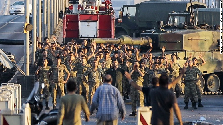 Турција приведе 150 лица, вклучувајќи и активни војници, поради поврзаност со неуспешниот пуч