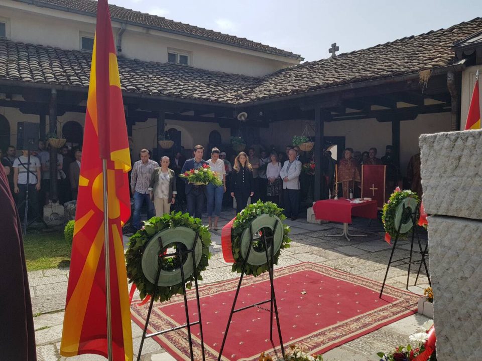 ФОТО: Делегација на УМС на ВМРО-ДПМНЕ положи свежо цвеќе на гробот на Гоце Делчев