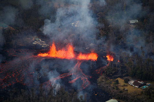 Хаваи: Вулканската лава во океанот создава гасови опасни по здравјето