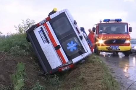 Несекојдневна несреќа: Се преврте возило на Итна помош, 6 лица повредени