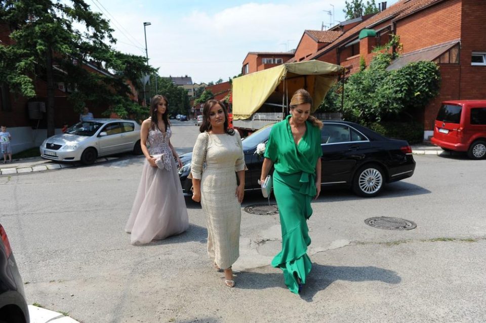 Пристигна жената која го роди: Мајката на Филип Живојиновиќ блесна во зелен фустан, а сите го коментираат овој детаљ (ФОТО)