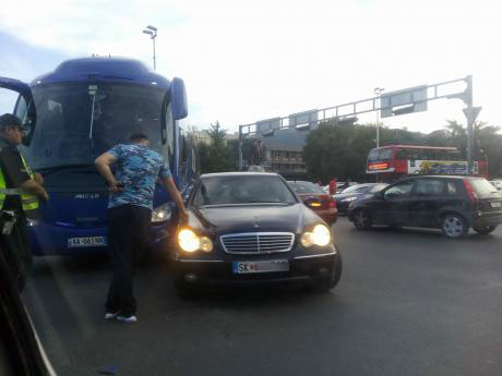 Сообраќајка кај Мавровка: Се судрија автобус и автомобил (ФОТО)