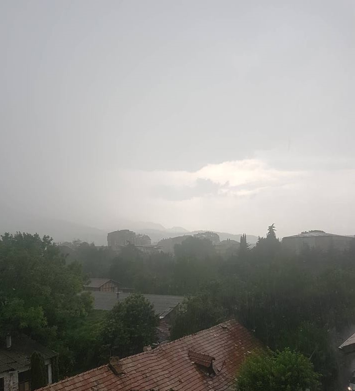 ФОТО: Скопје го зафатати пороен дожд и град