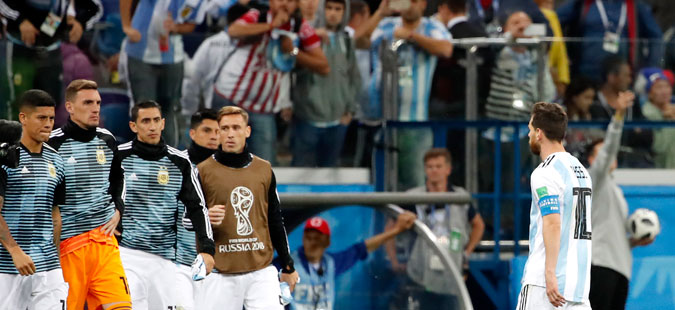 Аргентинските навивачи фрлија шише и го навредуваа Сампаоли