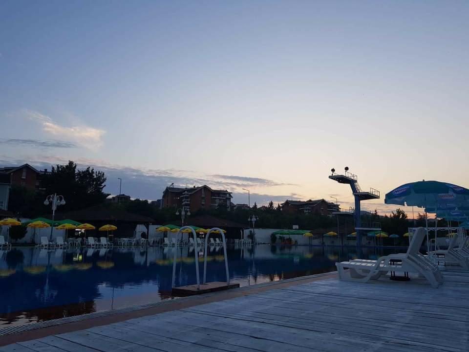ФОТО: Од денес започна со работа градскиот базен во Кавадарци