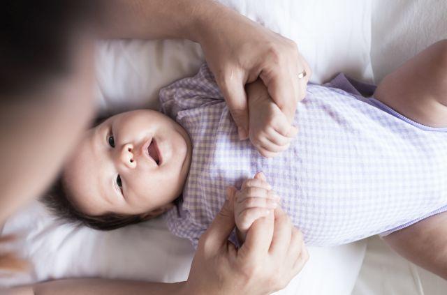 Мајките се згрозени: Татко користи вибратор за да го успие бебето за една минута (ВИДЕО)