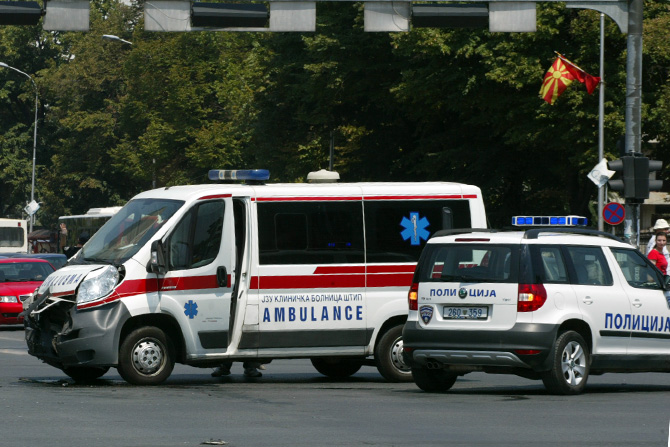 Сообраќајка меѓу две комбиња и камион на патот Кочани- Штип, 26 лица повредени