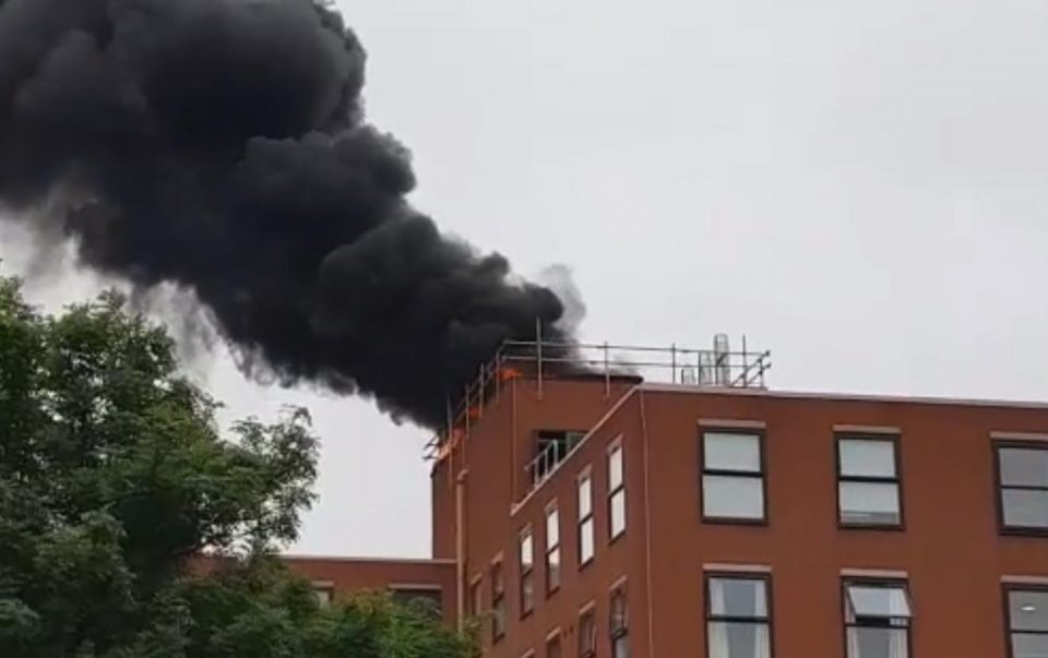 Силна експлозија во Англија: Пожарникарите се борат со пламенот (ФОТО+ВИДЕО)