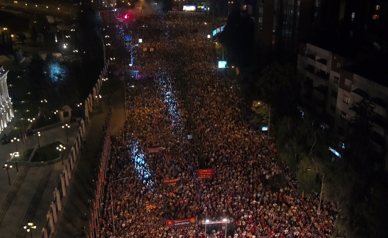 СНИМКА ОД ДРОН: 60 илјади луѓе пред Влада- граѓаните побараа предвремени парламентарни избори (ФОТО+ВИДЕО)